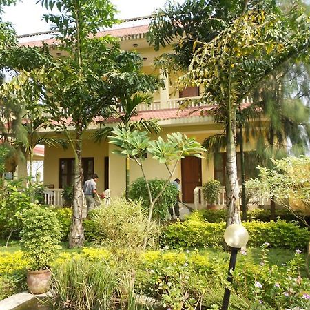 Hotel Rainforest Sauraha Exterior foto