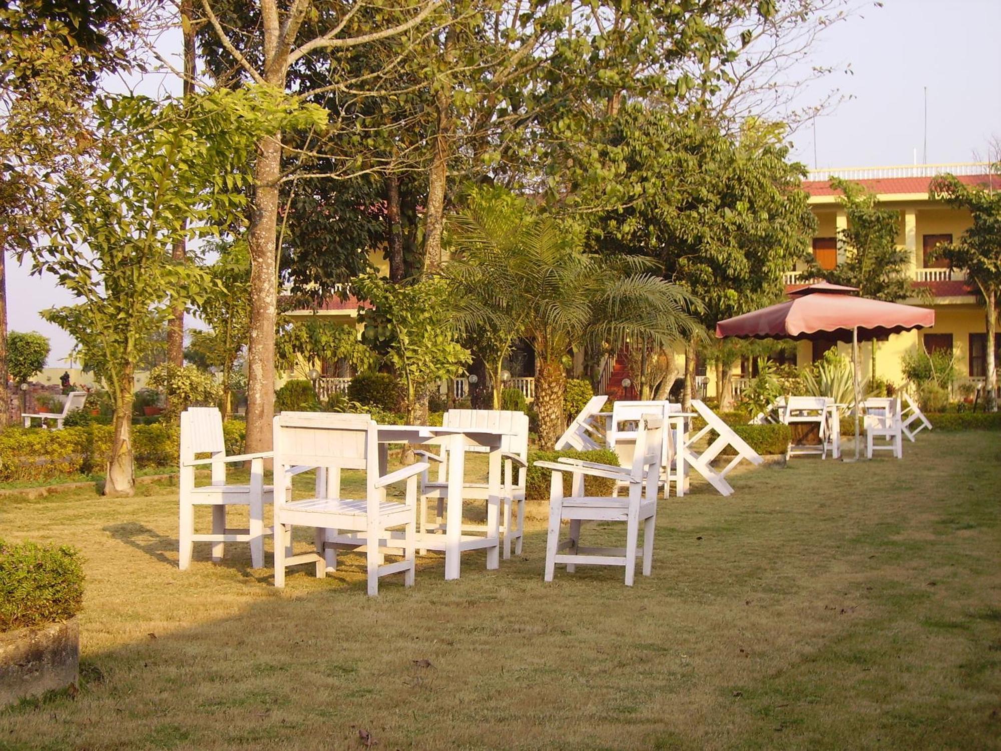 Hotel Rainforest Sauraha Exterior foto