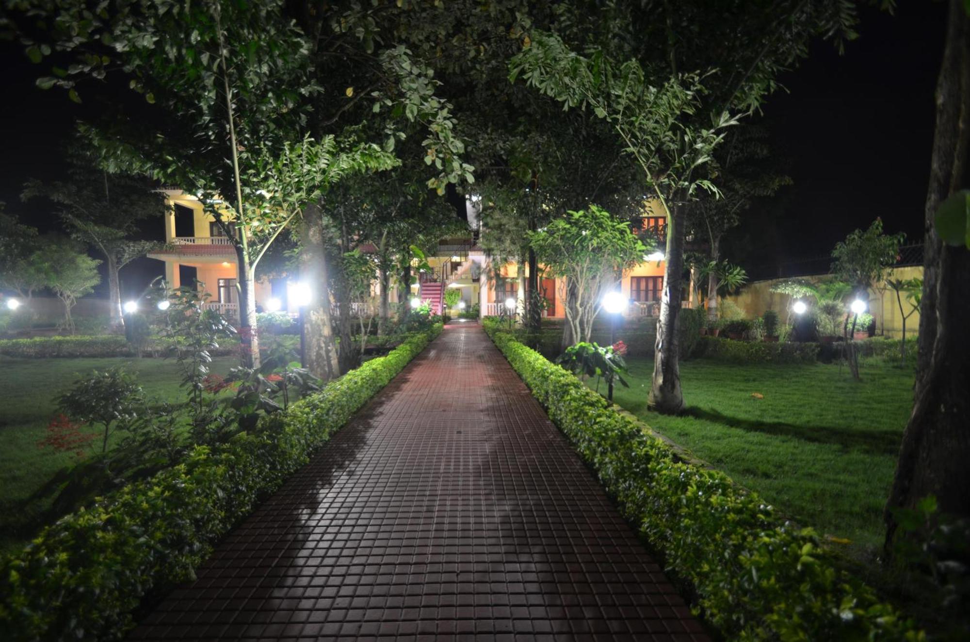 Hotel Rainforest Sauraha Exterior foto