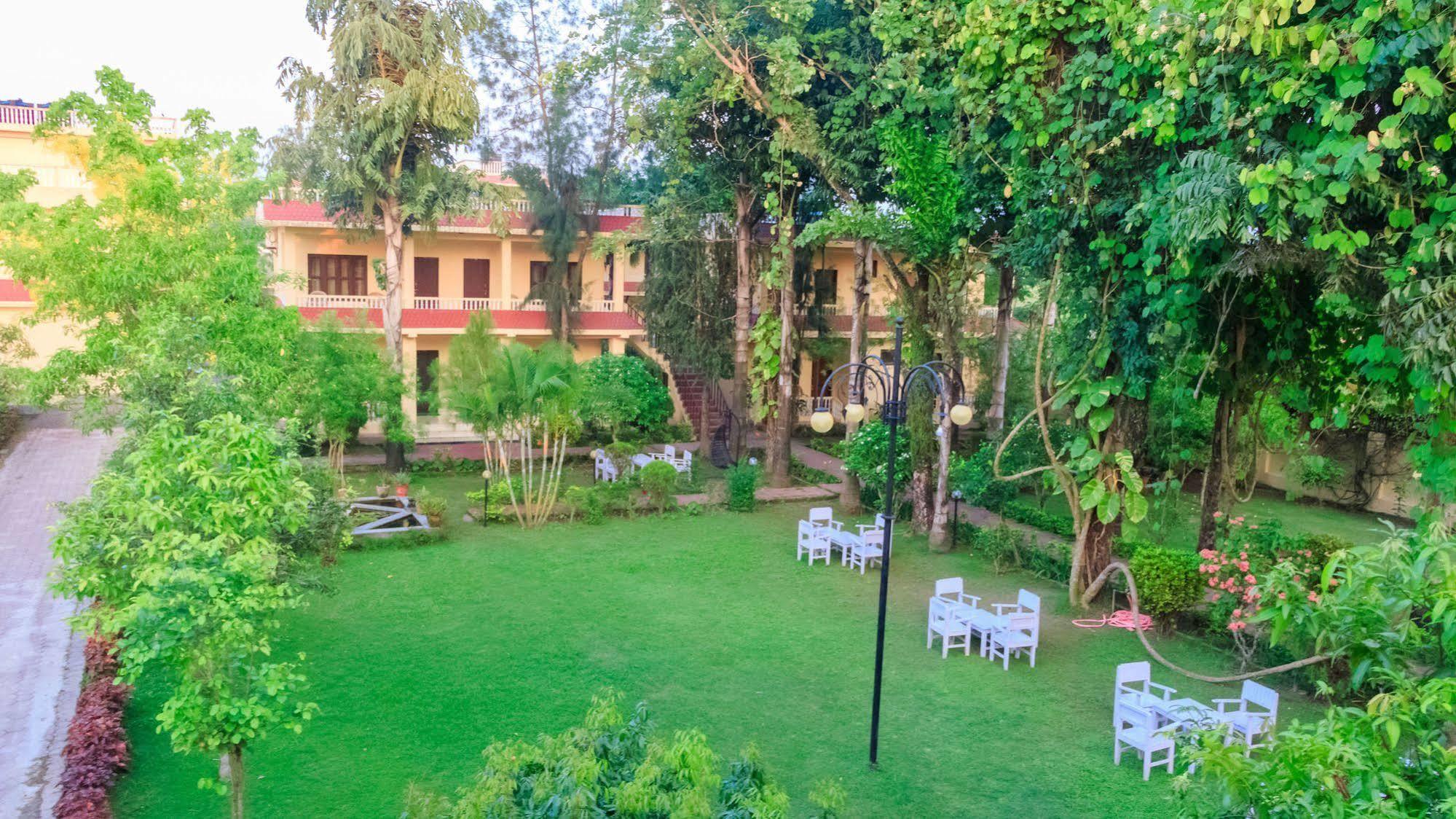 Hotel Rainforest Sauraha Exterior foto