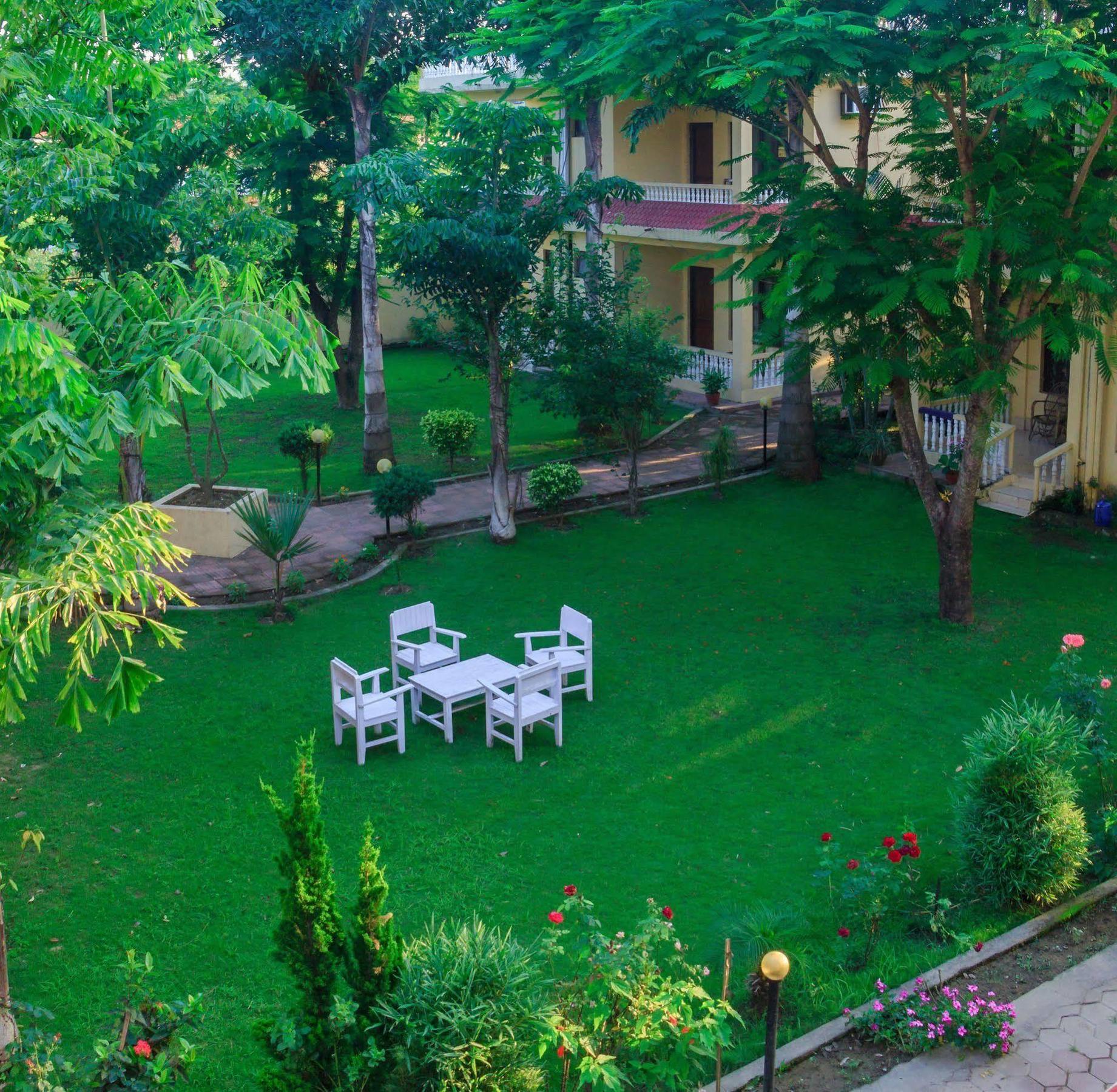 Hotel Rainforest Sauraha Exterior foto