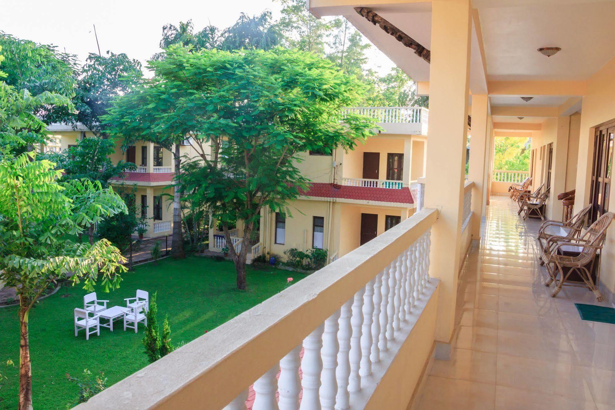 Hotel Rainforest Sauraha Exterior foto